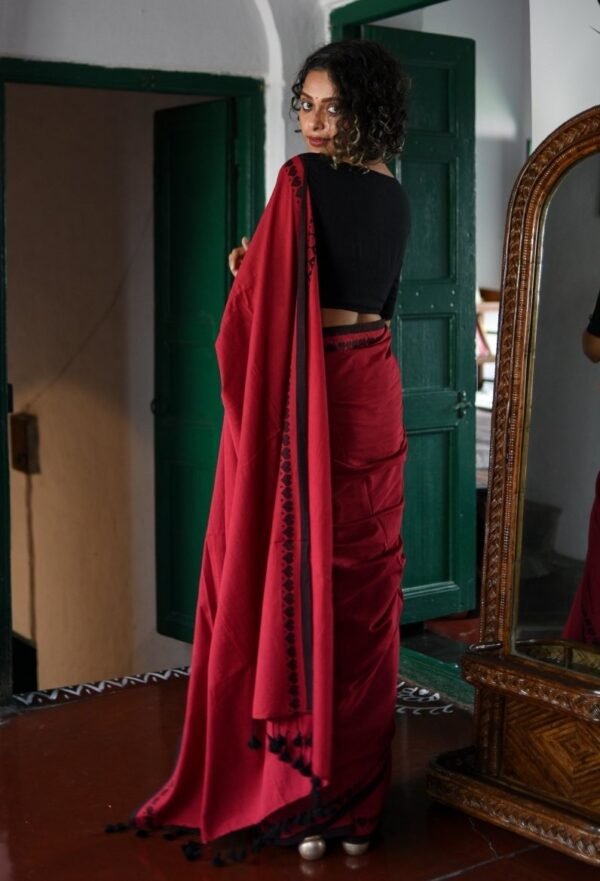 Dharakta Dil Handloom Cotton Saree – Maroon with Black Heart Border - Image 2